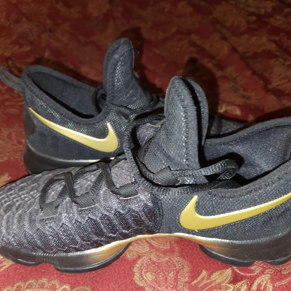 Black and gold KD tennis shoes - Picture 3 of 5